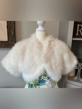 SAY WHAT NYC Juniors Size Large White Faux Fur Shrug Bolero